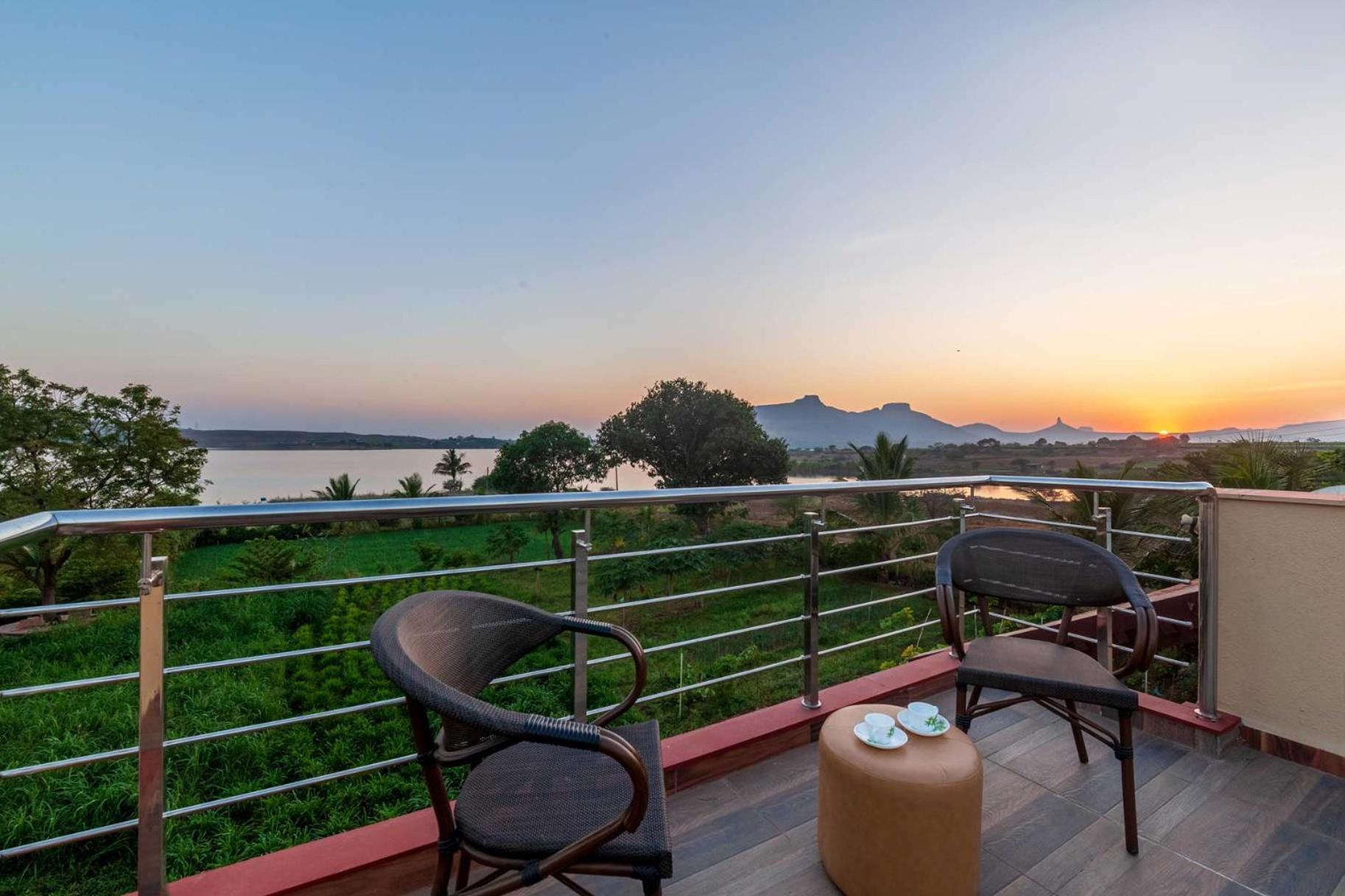 Luna Villa By Stayvista - Lakeside Charm With Terrace, Lush Lawn & Modern Decor Nashik Exterior foto