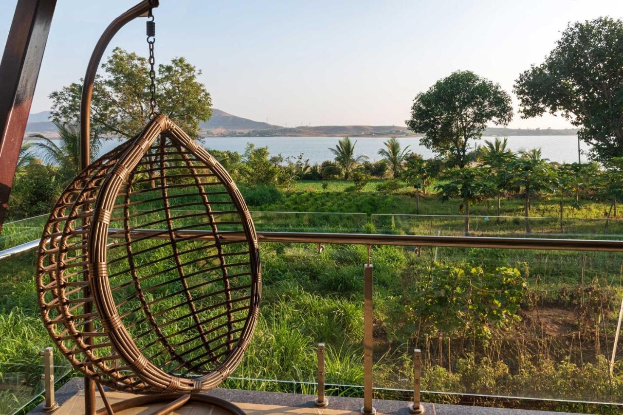 Luna Villa By Stayvista - Lakeside Charm With Terrace, Lush Lawn & Modern Decor Nashik Exterior foto